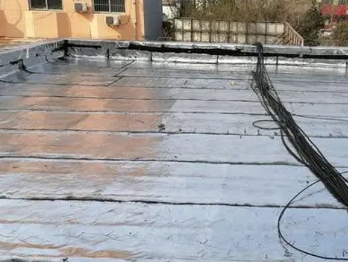 临潼卫生间漏水维修公司分享下临潼屋面楼顶防水刚性防水层施工要点。